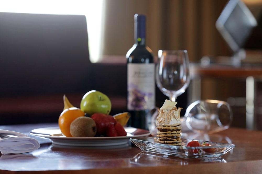 Park Hyatt Mendoza Hotel, Casino & Spa Exterior foto A bottle of wine and fruit