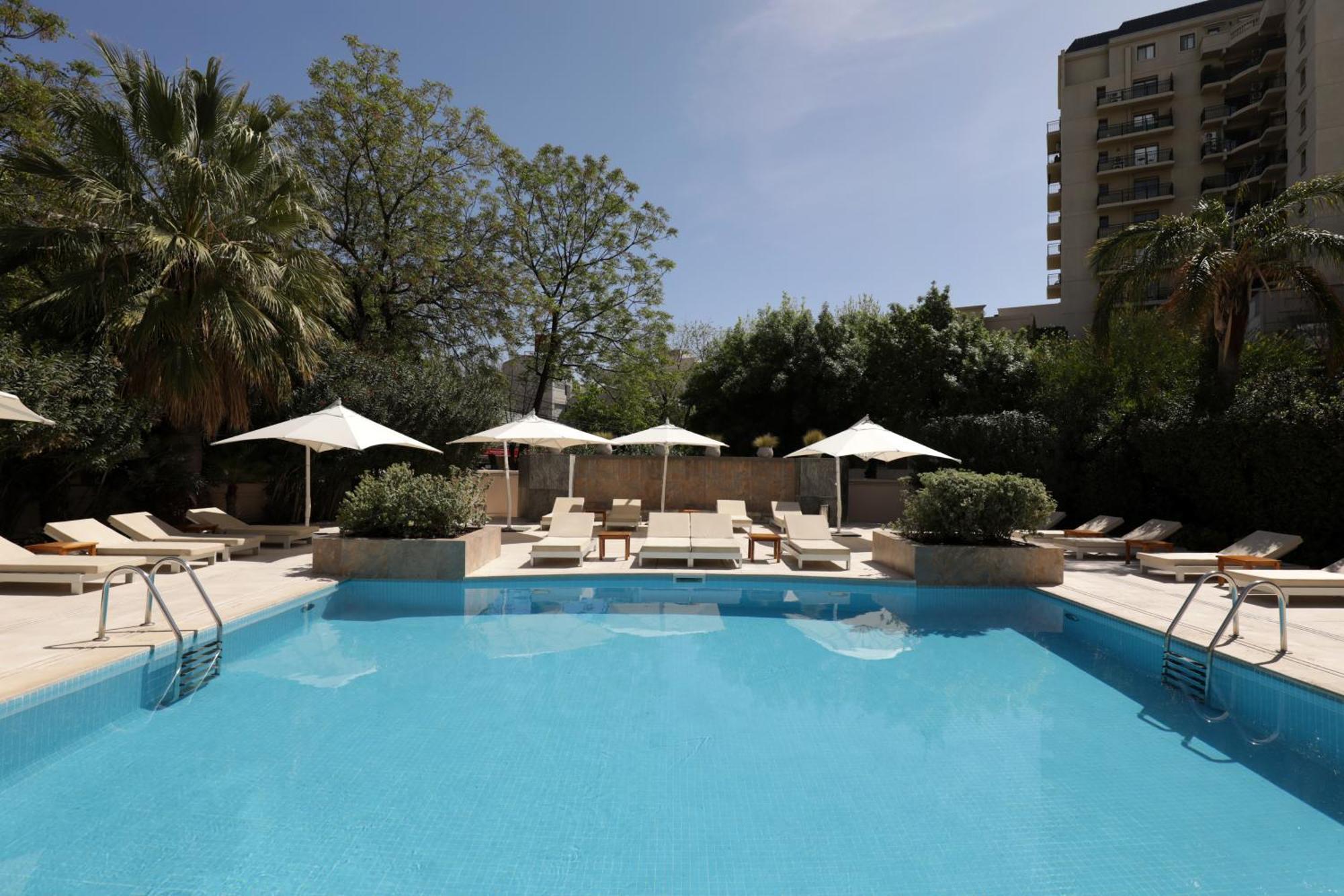 Park Hyatt Mendoza Hotel, Casino & Spa Exterior foto The pool at the hotel