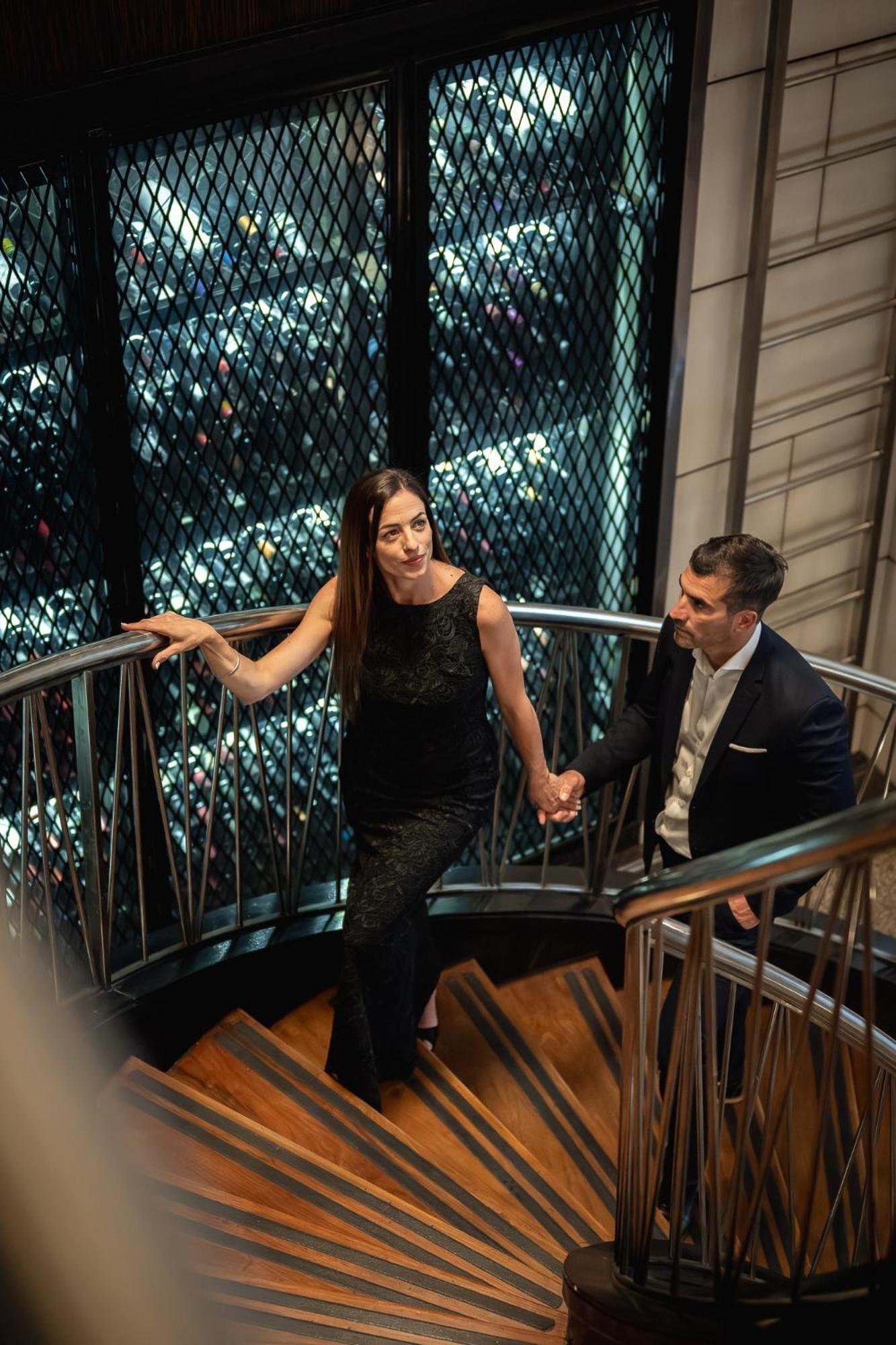 Park Hyatt Mendoza Hotel, Casino & Spa Exterior foto A couple descending a spiral staircase