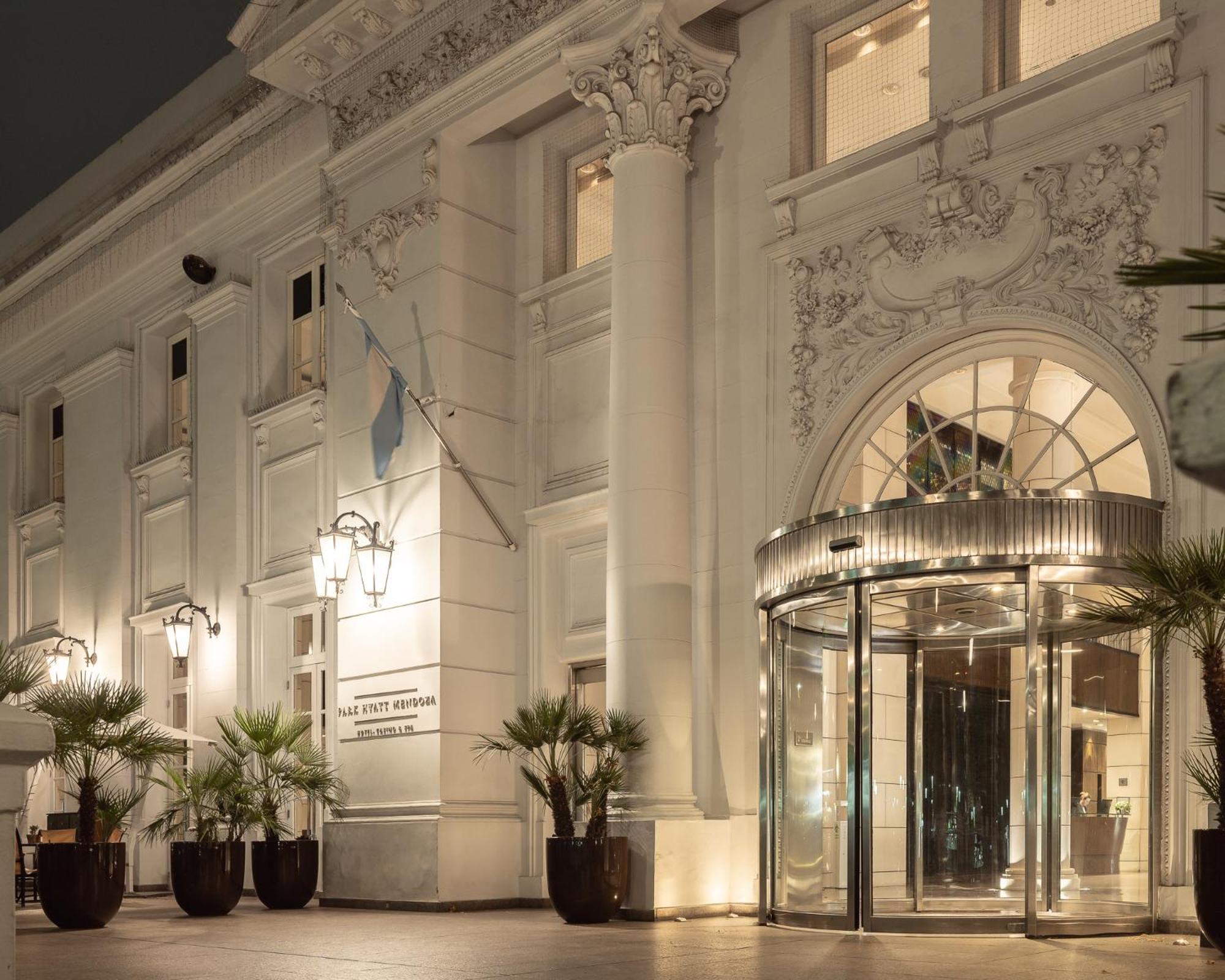 Park Hyatt Mendoza Hotel, Casino & Spa Exterior foto Entrance of the hotel